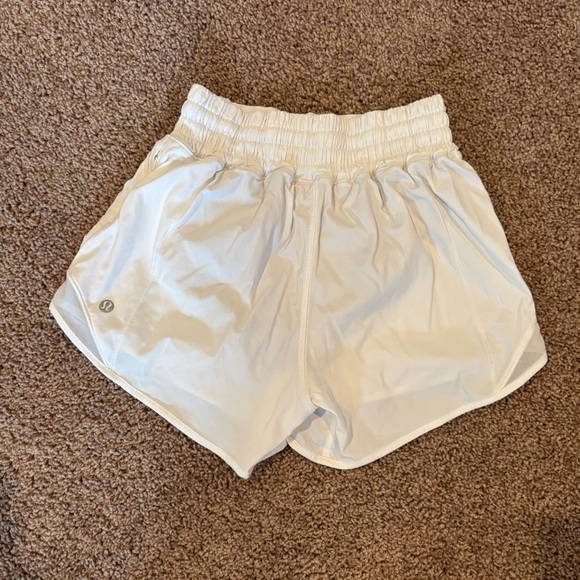 lululemon athletica Women's White 4 inch Hotty Hot Shorts - Picture 1 of 4